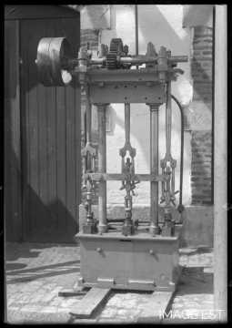 Machine d'un atelier de la tonnellerie Adolphe Fruhinsholz (Nancy)
